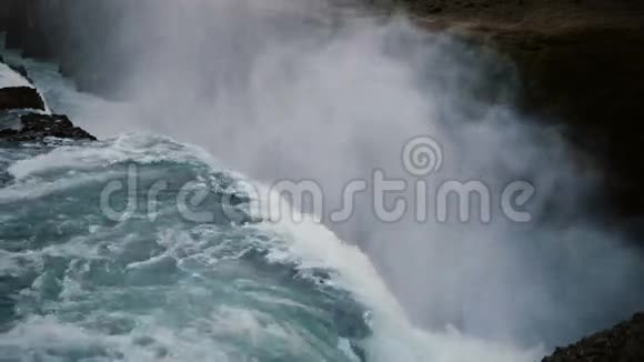 冰岛古尔福斯瀑布美景水流湍急溅起泡沫视频的预览图