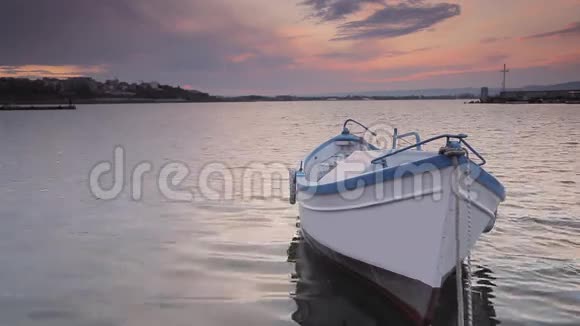 日落时的渔船视频的预览图