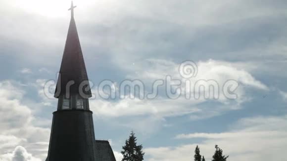 阳光明媚天气寒冷的教区教堂视频的预览图