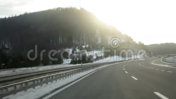 日出时路面结冰冬季在公路上行驶视频的预览图