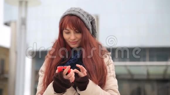 美丽的姜红头发女人在城市街道上使用智能手机技术应用程序生活在城市幸福的生活方式中视频的预览图