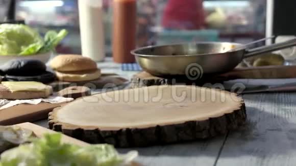 有汉堡配料的桌子视频的预览图