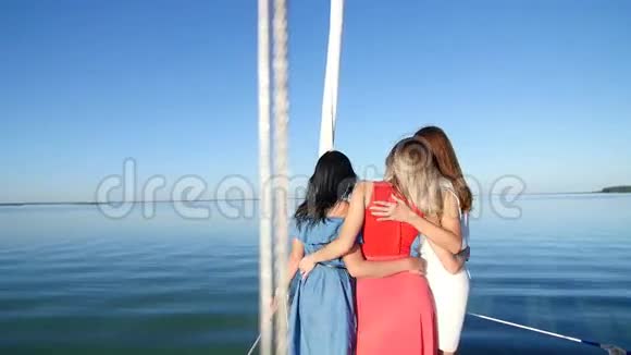 美丽的女孩乘游艇聚会和单身派对视频的预览图