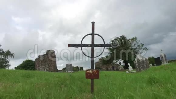 爱尔兰凯尔特公墓的旧墓十字架66视频的预览图