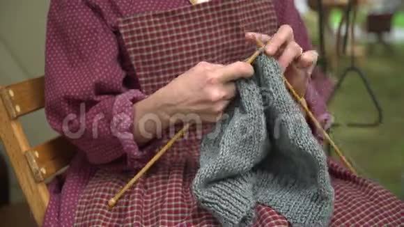 在内战营地织毛衣的女人视频的预览图