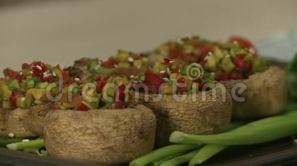 蔬菜填充的烤蘑菇观景图视频的预览图