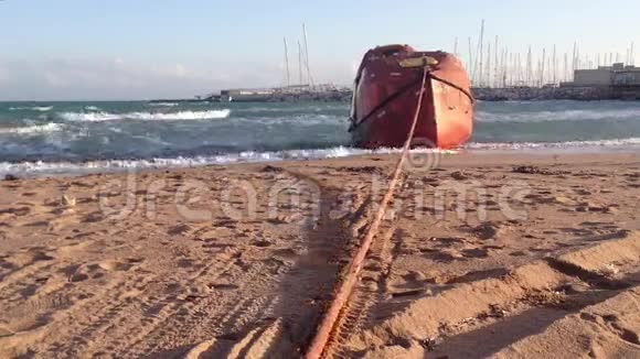 橙色救援船在地中海海岸暴风雨波浪和港口在后台视频的预览图