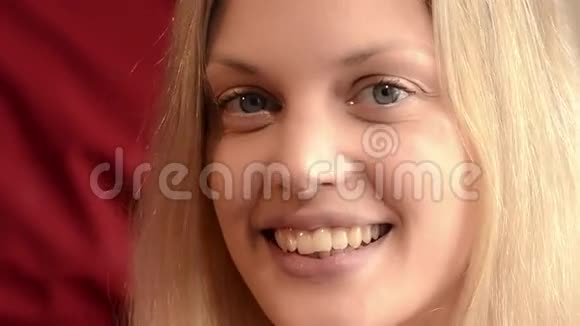 微笑的金发女人视频的预览图