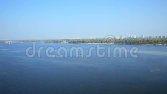 从基辅的Dnipro河上的铜桥可以看到空中景色视频的预览图