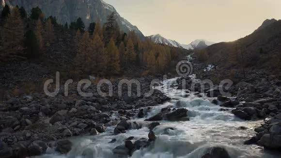 瀑布白水落基山河流经西伯利亚高地美丽的自然景观视频的预览图