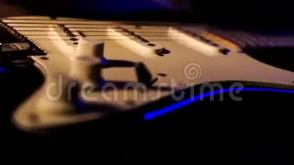 盖伊在水平吉他特写的琴弦上奔跑视频的预览图