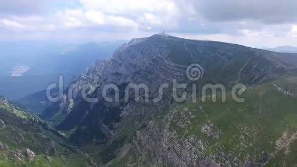 从罗马尼亚卡拉曼峰空中俯瞰博塞吉山脉和气象站视频的预览图