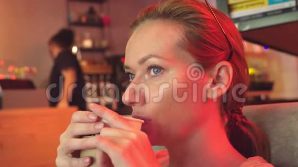 这个女孩正在复古咖啡馆喝咖啡慢动作视频的预览图