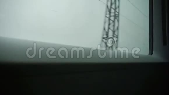 超速列车旅行窗外风景高压线路塔视频的预览图