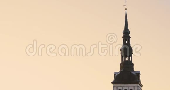 塔林爱沙尼亚欧洲晨曦中的旧城景著名地标的流行地方教科文组织视频的预览图