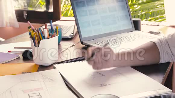男人在家里用笔记本电脑工作工作概念视频的预览图