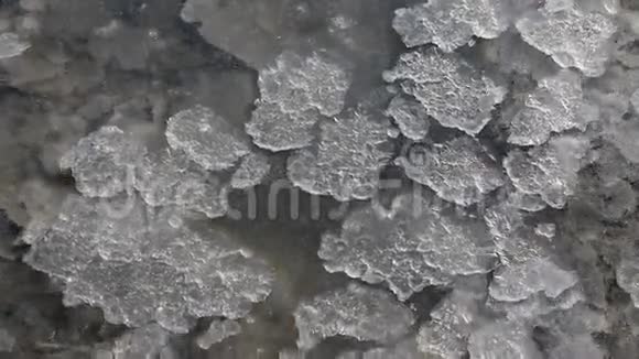 盐湖上的盐块视频的预览图