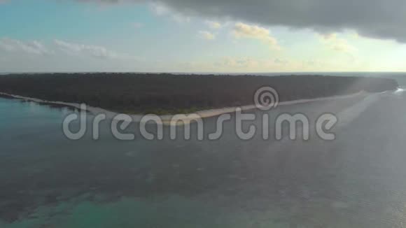 在巴拉望日落时空中接近坎达拉曼岛的热带棕榈树视频的预览图