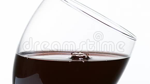 在白色背景下将红酒倒入玻璃杯中视频的预览图