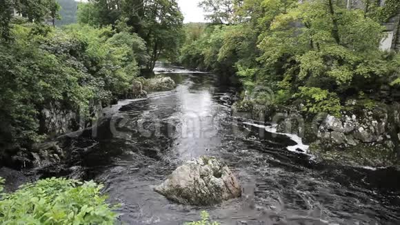 英国斯诺多尼亚国家公园河流流经美丽的威尔士村视频的预览图