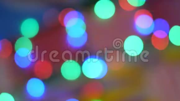 模糊的彩色灯光红色绿色黄色橙色蓝色离焦闪闪发光的节日背景视频的预览图