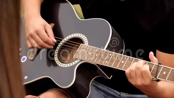 年轻的浪漫主义者用吉他演奏他的女朋友视频的预览图