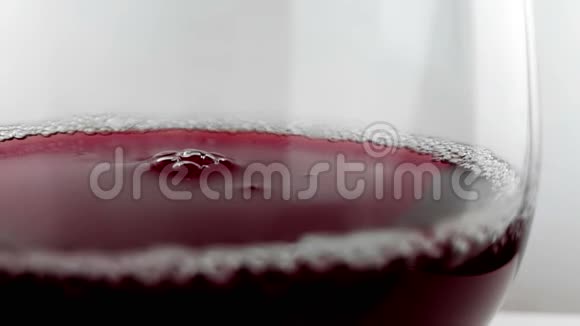 红酒在白色背景下落入酒杯营养保健理念高速相机拍摄视频的预览图