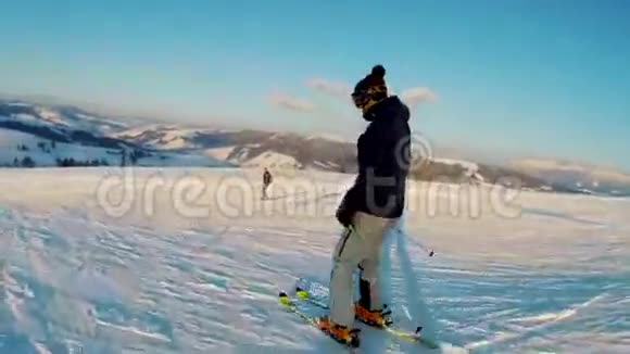 滑雪者爬上一座山视频的预览图
