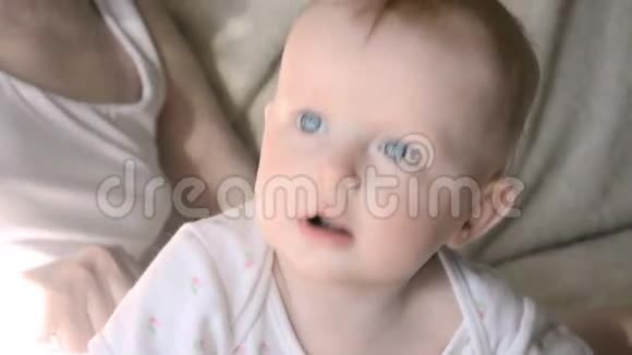 美丽温柔的妈妈和可爱的小宝宝玩耍的特写镜头视频的预览图