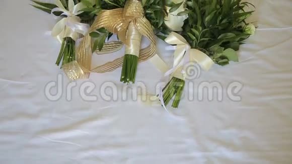 白色背景的婚礼花束视频的预览图