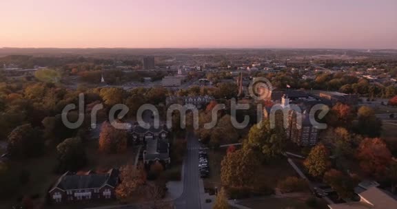 美国田纳西州Maryville学院市中心摩天大楼的空中日落景色视频的预览图
