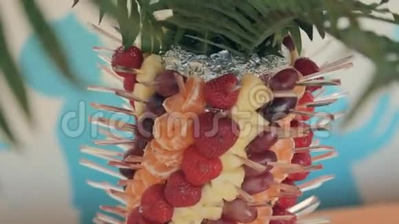 宴会上多汁水果金字塔视频的预览图