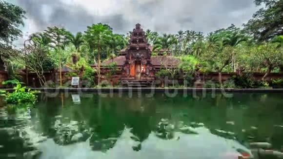 4K时程庙背景上的鱼塘2015年7月15印度尼西亚巴厘视频的预览图
