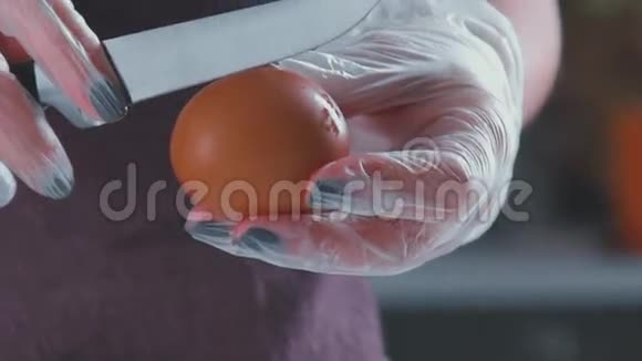 雌性手用刀子把一个新鲜的鸡蛋裂开把鸡蛋变成碗视频的预览图