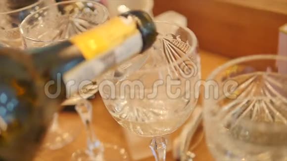 香槟和杯子倒在托盘上用于庆祝慢动作视频的预览图
