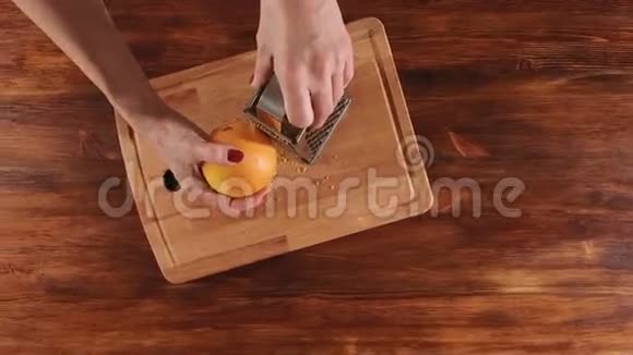 女人准备橘子皮甜点视频的预览图