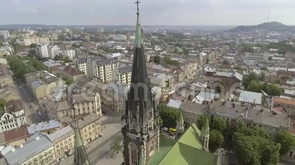 乌克兰利沃夫圣伊丽莎白教堂的鸟瞰图视频的预览图