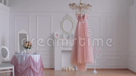 婚纱挂在吊灯上视频的预览图