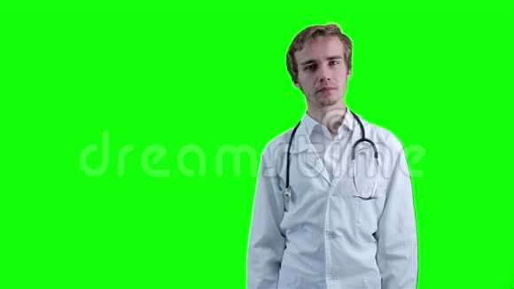 积极的医生看着镜头指向物品绿色屏幕视频的预览图