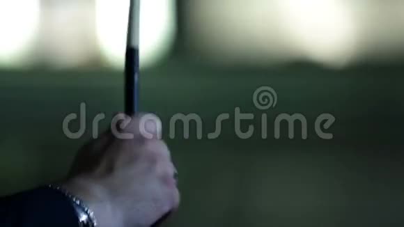 一只手拿着鼓棒在玩视频的预览图