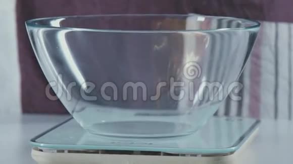 鸡蛋在透明的玻璃碗里打碎用来做奶油视频的预览图