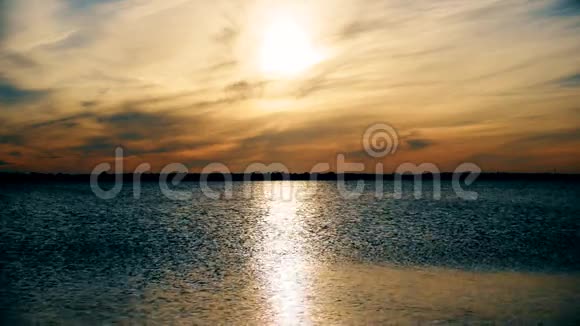 太阳照在湖面或河流上形成阳光照在水面上视频的预览图