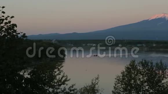 日落照明Kluchevskaya火山群反映在Kamchatka河上的股票录像视频的预览图