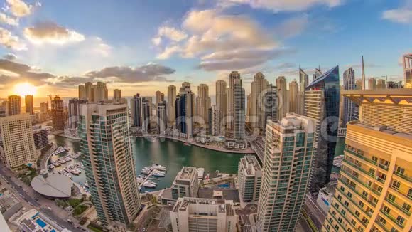 现代摩天大楼和水道与迪拜码头的船只在日落和白天到夜间时间联合阿拉伯视频的预览图