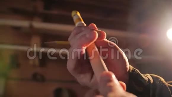 木工在木制品上生产标记铅笔视频的预览图