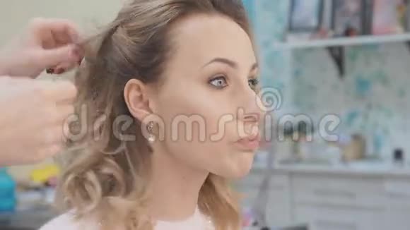 沙龙发型设计师剪发造型的微笑年轻女性简介视频的预览图