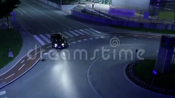 考维特在夜间从顶视角驶过环形交叉路口视频的预览图