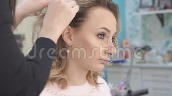 沙龙发型设计师剪发造型的微笑年轻女性简介视频的预览图
