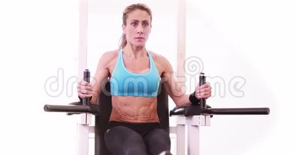 超级健康的女人在交叉健身会上做腿上的活动视频的预览图