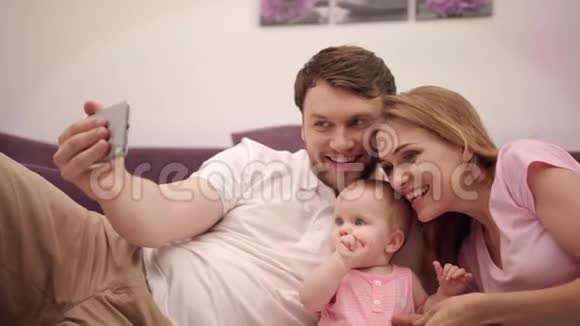 家中的自拍照与幸福家庭合影视频的预览图